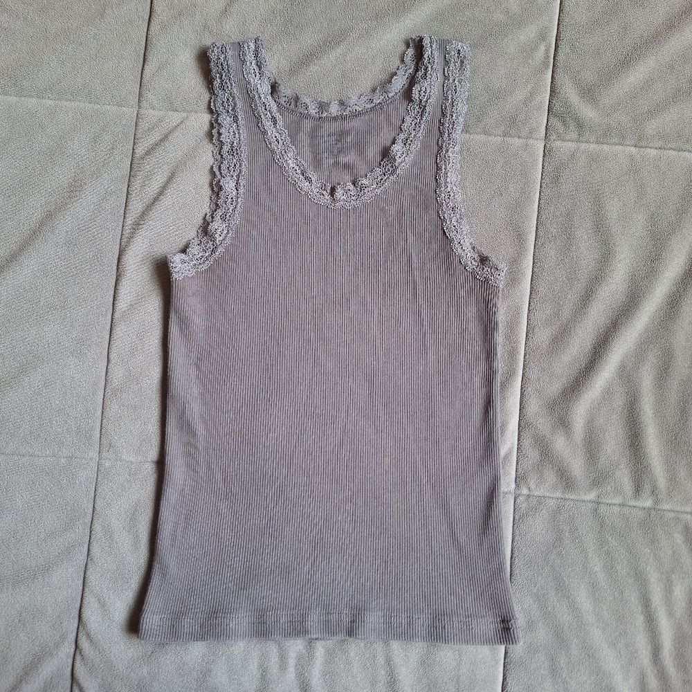 gray ribbed brandy melville fitted tank with lace trim